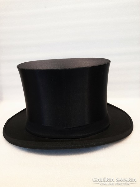Top hat in excellent condition in box