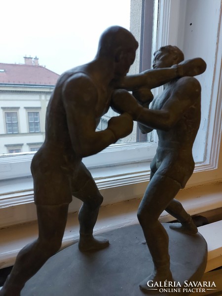 József Gondos statue of a couple of boxers