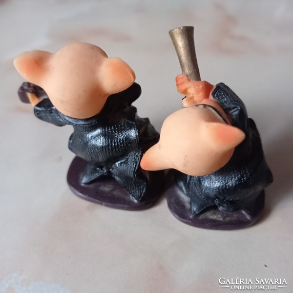 Musical pig figurines