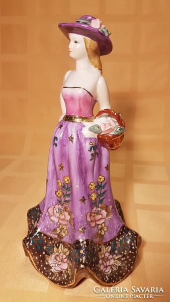 Beauty, with rose basket, 22 cm high porcelain, rose petal pop on the hat!