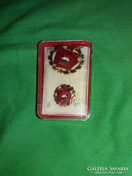 Old cooper era: with excellent socialist brigade badge and pin box as shown in the pictures
