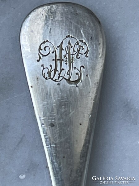 Antik monogrammos ezüst fűszeres kanál aranyozott a kiskanál belső része.