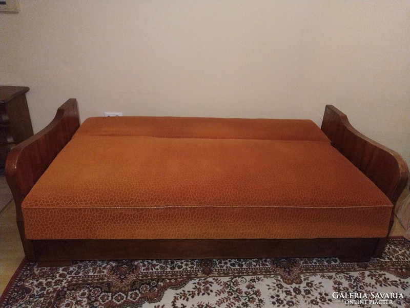 Klasszikus, régi típusú tömörfa ágyneműtartós ágy, ággyá nyitható kanapé