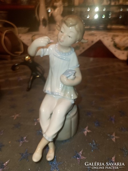 Lladro's little girl with her baby.