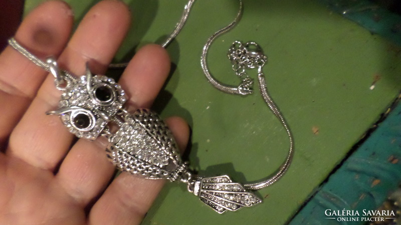 On a 44 cm chain, about 9 cm, owl-shaped pendant with glass rhinestones.