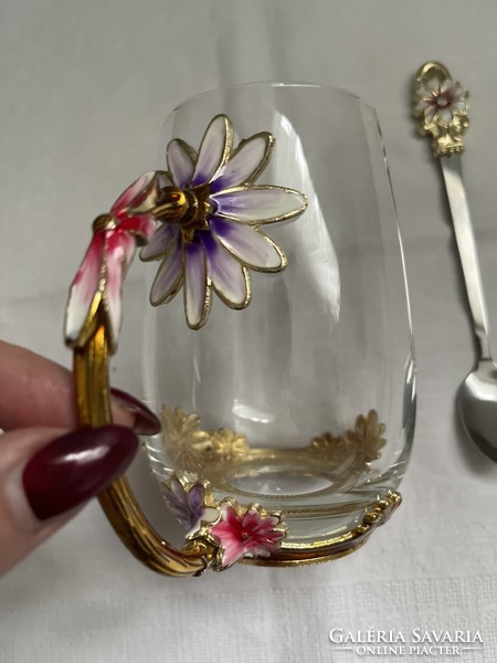 Gyönyörű tűzzománc virágokkal díszitett kapucsínós üveg pohár kiskanállal