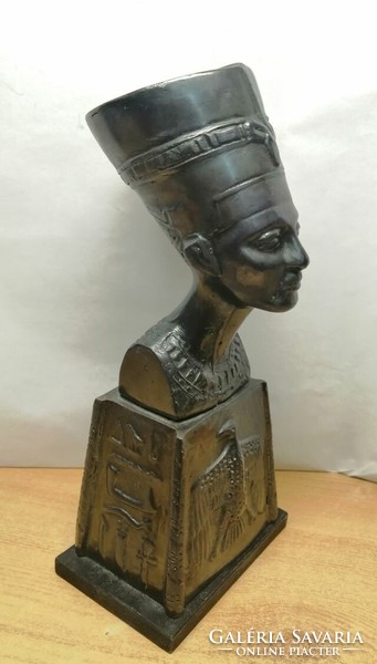 Nefertiti az egyiptomi Ehnaton fáraó felesége, hieroglifákkal díszítve