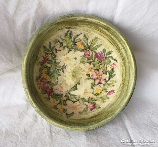 Green painted ceramic plate, inside with flower patterns, 13 cm