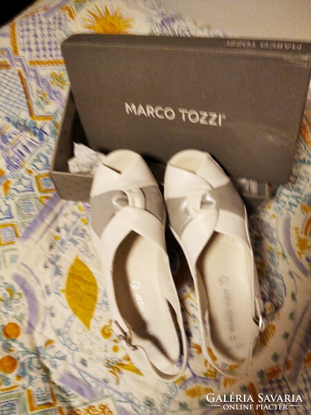 Marco Tozzi márkájú fehér-ezüst bőr női szandál, komfortos, 41-es méretű