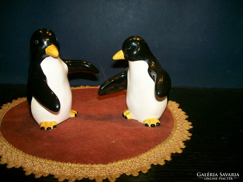 Penguin pair holding figural salt and pepper