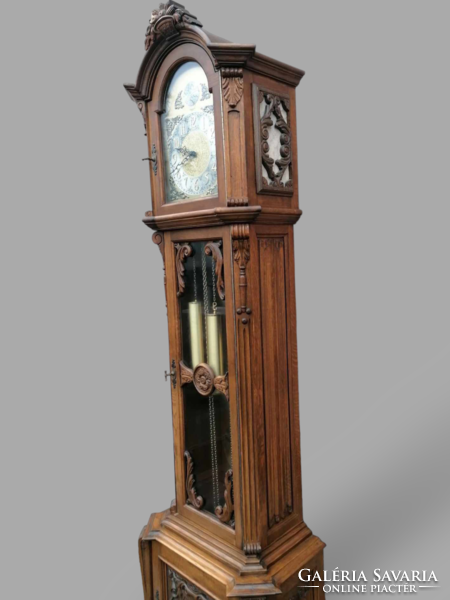 Neo-Renaissance bedside clock