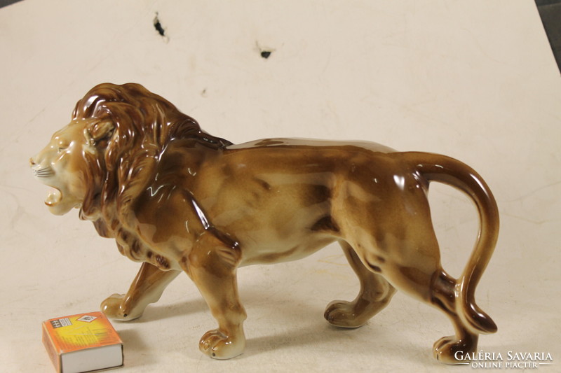 Porcelain large lion 303