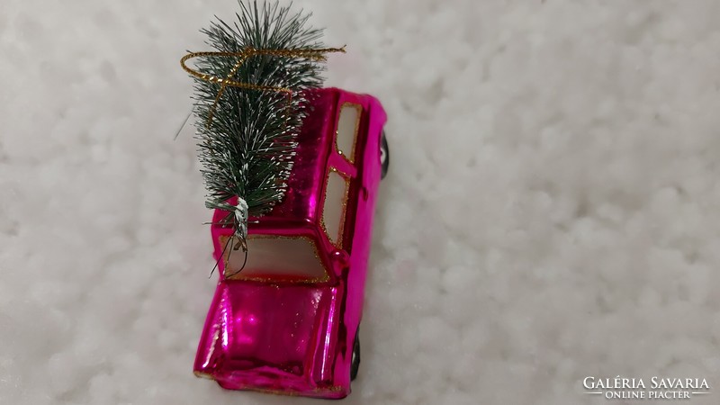 Rózsaszín autó karácsonyfával a tetején, üveg karácsonyfadísz