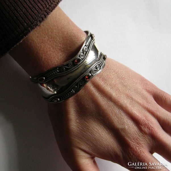 Extra bright silver bracelet with garnet stones