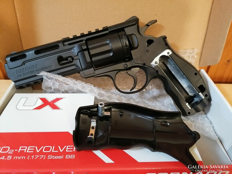 Umarex tornado revolver air pistol with gifts.