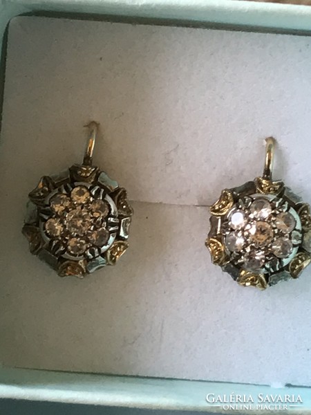 Yellow gold earrings with white stones