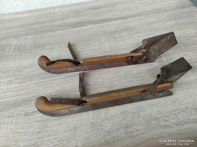 Antique wooden skates