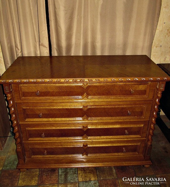 Colonial 4-drawer chest of drawers.