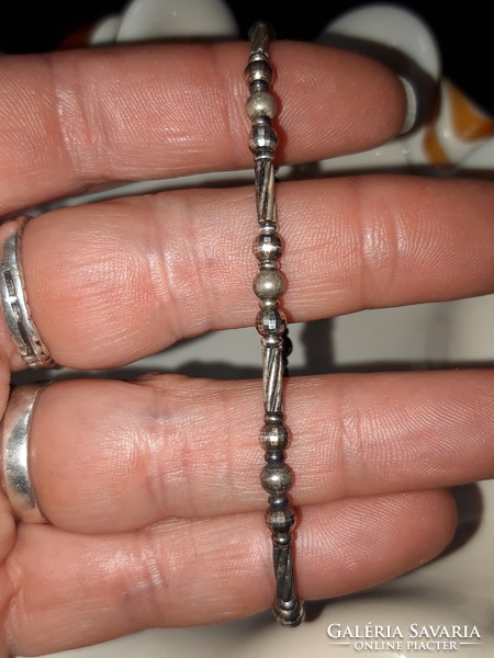 Ezüst gyöngyökből fűzött karkötő - 18.5 cm