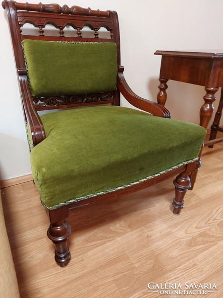 Small table with 2 armchairs