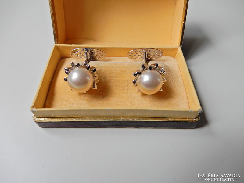 Women's silver cufflinks with a pair of pearls