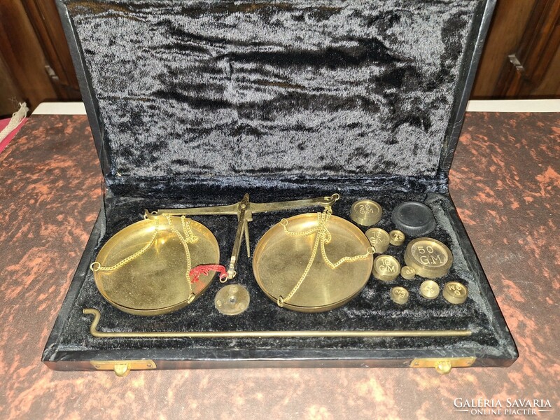 Jewelry scales in a velvet-lined box with scales