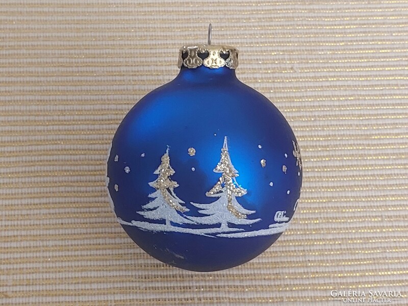 Régi üveg karácsonyfadísz kék festett gömb retro üvegdísz kislány szánkóval minta
