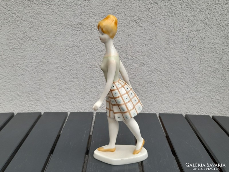 Retro Hollóházi sétáló porcelán nő