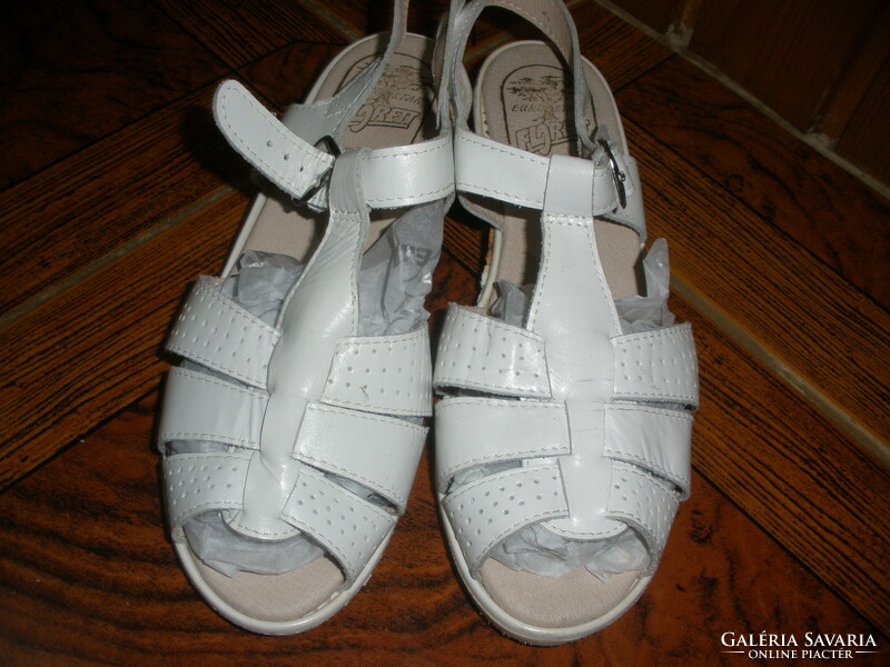 Light small leather sandals 36
