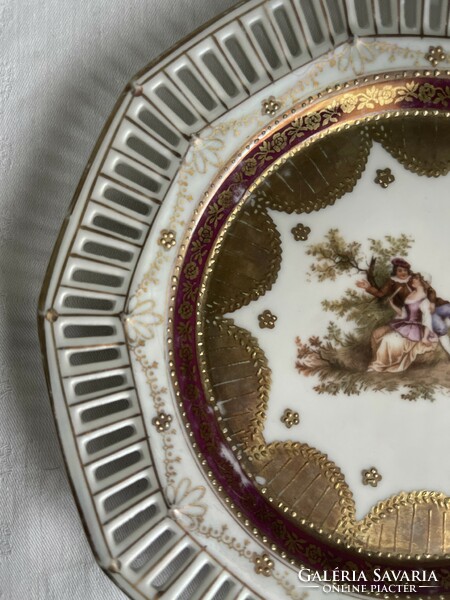 Gyönyörű antik jelenetes dúsan aranyozott dísz tányér áttört széllel.