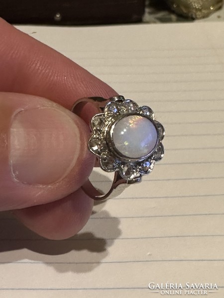 Nagyon szép antik 14 kr aranygyűrű szép Opállal és gyémánttal diszitve eladó!Ara:108.000.-