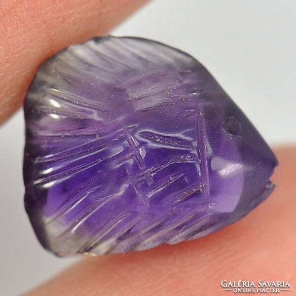 Real, 100% natural carved/engraved purple amethyst fish 7.17ct (st. - Almost translucent)