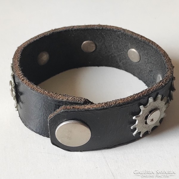 Used leather bracelet in good condition with iron decoration, 22 cm