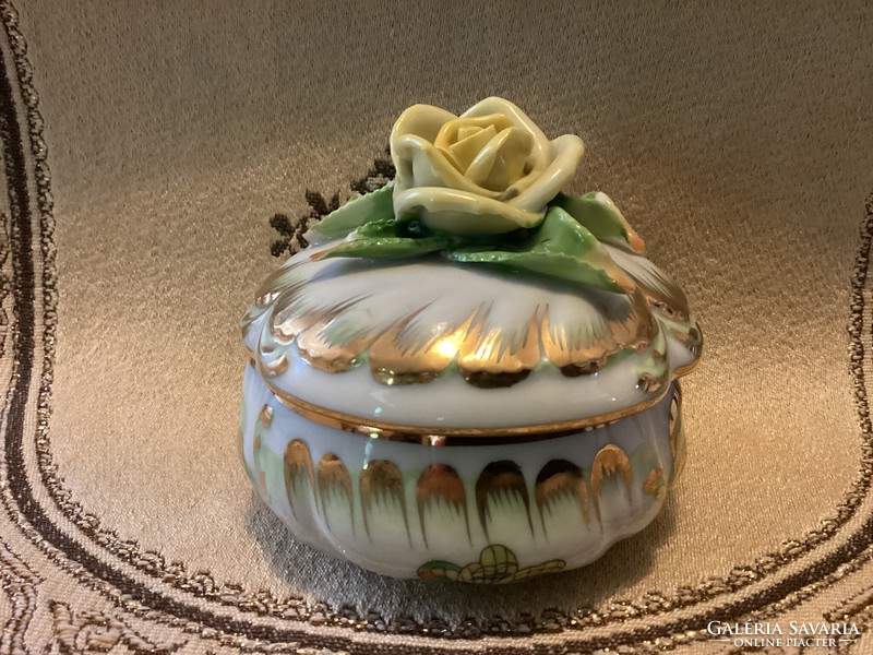 Herendi jelzett porcelán Viktória mintás rózsafogós bonbonier