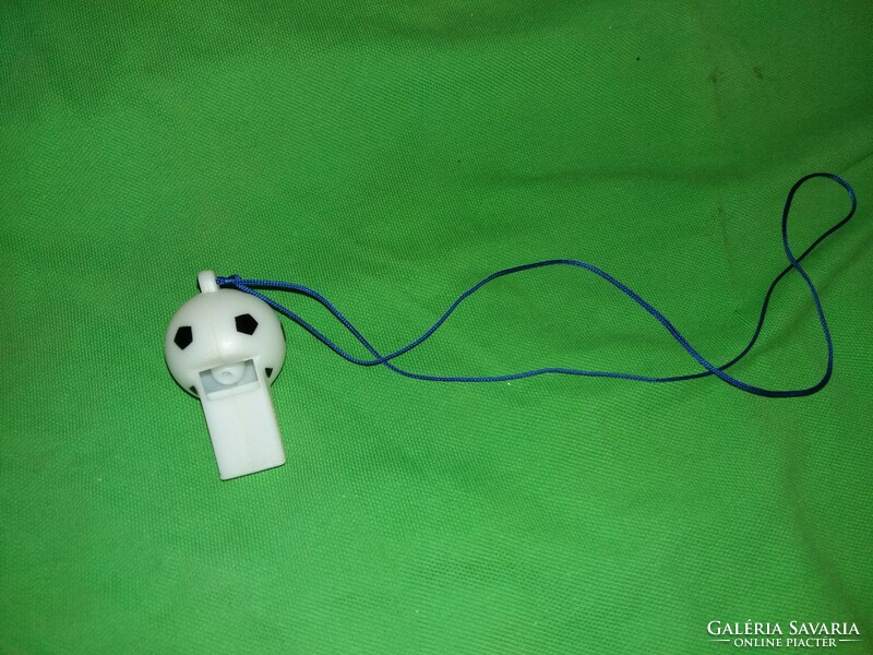 Retro trafikáru bazáráru futball labda figura nyakba akasztható működő játék síp a képek szerint