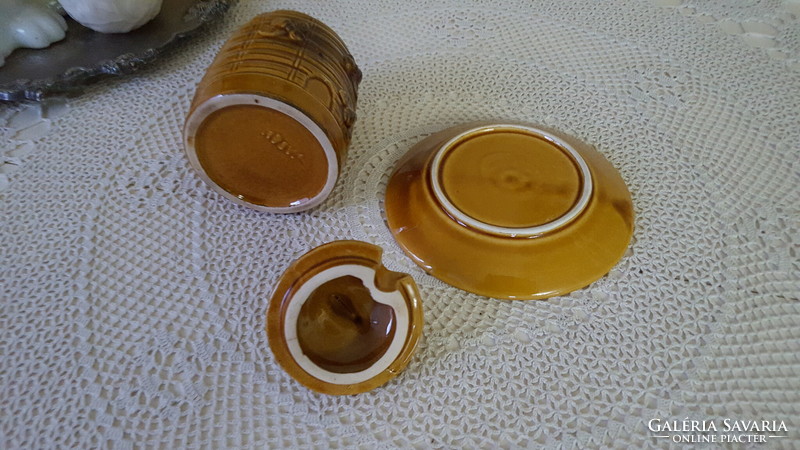 Beehive-shaped ceramic honey container