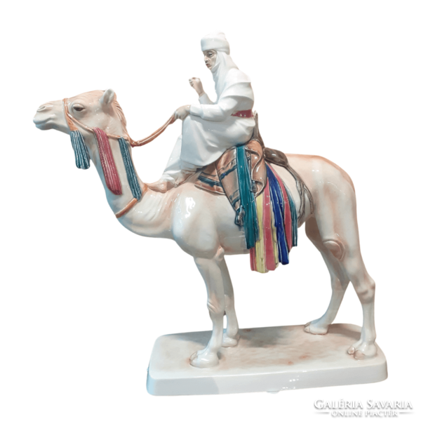 Arab tevén porcelán szobor M01539