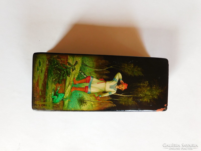 Russian vintage hand-painted lacquer box - with wear on the corners
