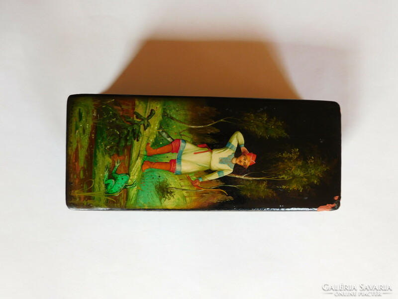 Russian vintage hand-painted lacquer box - with wear on the corners