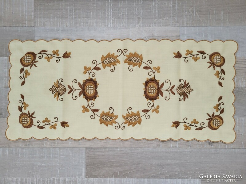 Hand-embroidered tablecloth_runner 2.