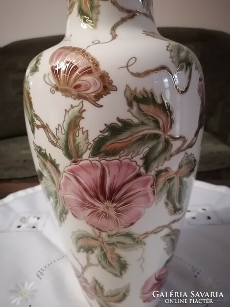Gyönyörű Zsolnayk kézzel festett lepkés 42 cm magas váza