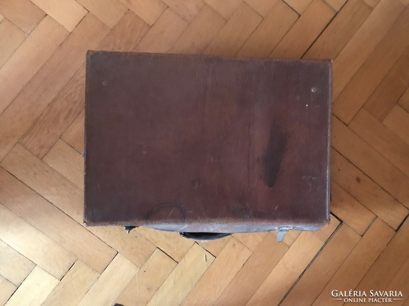 Koffer,bőrönd,bőr szegélyekkel diszítve. Nagyon "vastag" bőrből készült. Mérete: 44x32x30 cm