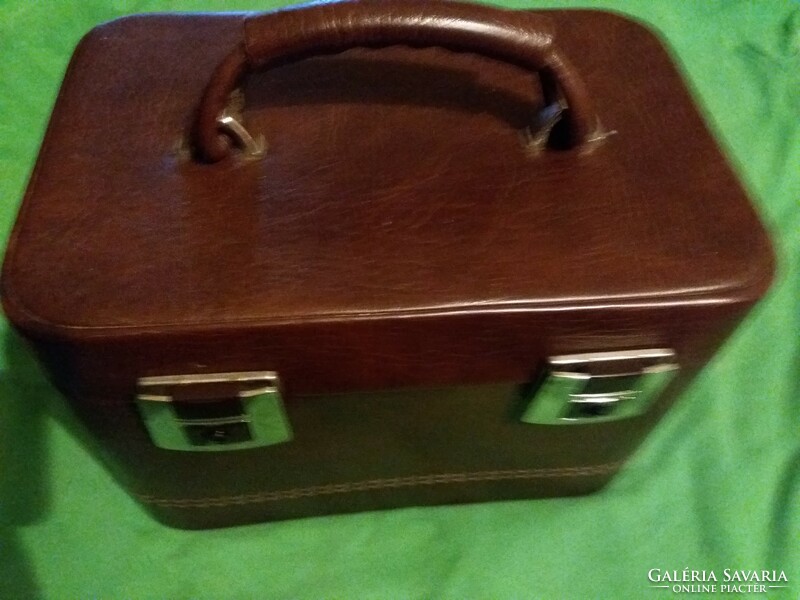 Nagyon szép barna kocka neszesszeres,sminkes női kézi táska koffer 21x21x29 cm a képek szerint