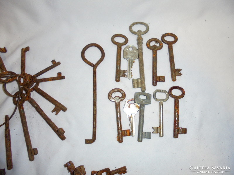 Régi kulcsok - kapu, ajtó, szekrény, lakat, slusszkulcs, tolvajkulcs együtt - hagyatékokból
