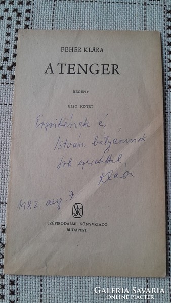 Book page signed by the writer Fehér skámá