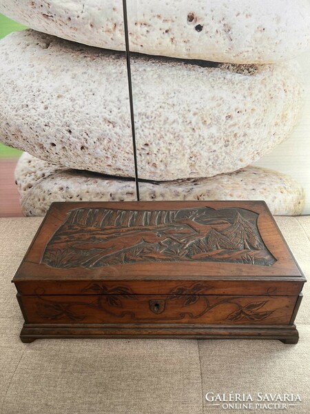 Antique engraved carved wooden box with hunting scene a64