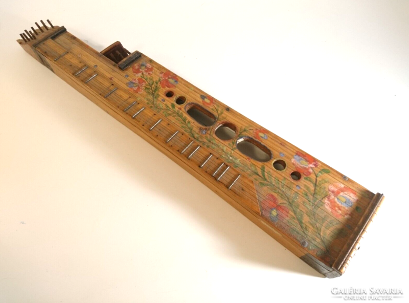 Small-sized old Hungarian zither folk instrument, with hand-painted patterns from around the 1950s