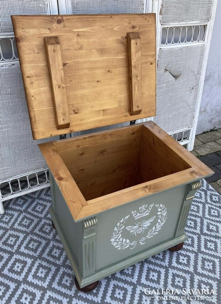 Storage chest and bench with a vintage feel