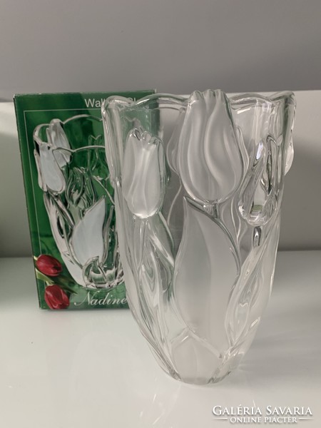 Nadine's glass vase with tulips