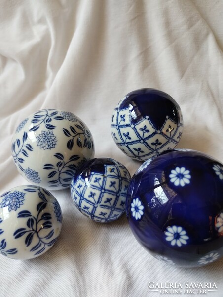 Porcelain spheres, balls